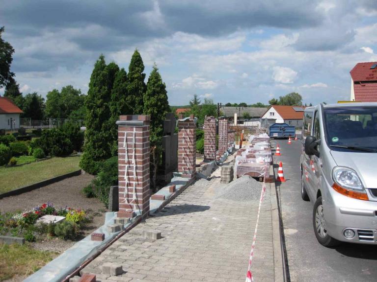 Wege und Zaunbau mit massiven Pfeilern