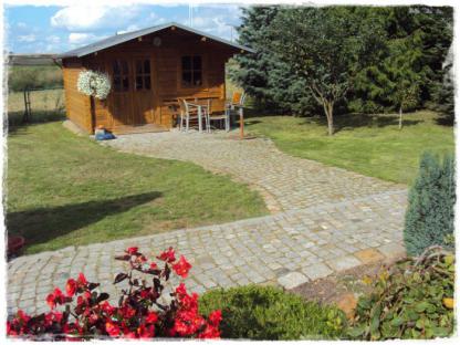 Garten mit Wegen aus Naturstein