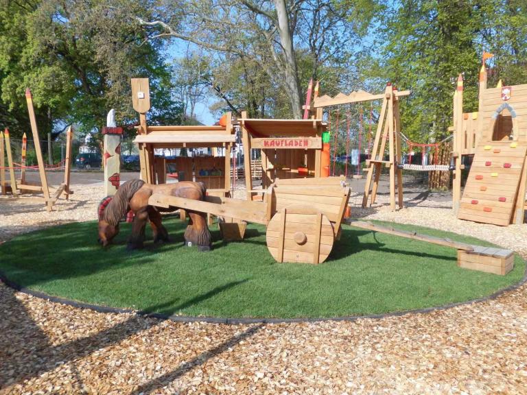Spielplatz mit Pferd und Wagen